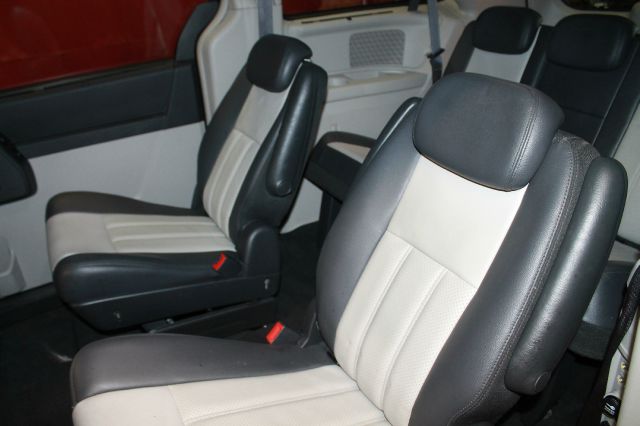 Chrysler Town and Country 2010 photo 1