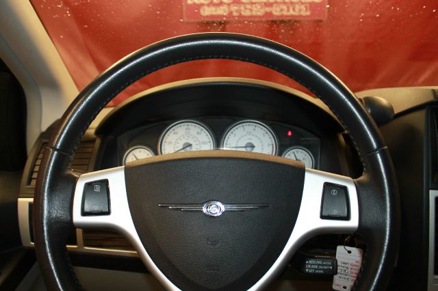 Chrysler Town and Country 2010 photo 12