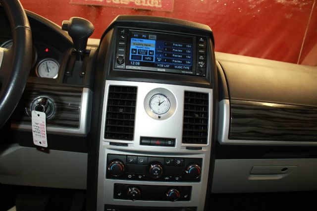 Chrysler Town and Country 2010 photo 14
