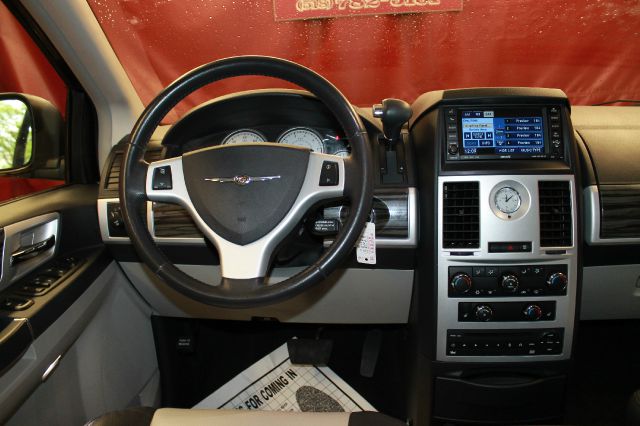 Chrysler Town and Country 2010 photo 15