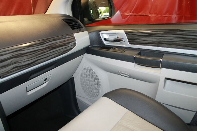 Chrysler Town and Country 2010 photo 16