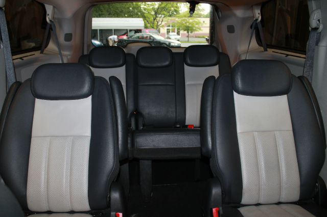 Chrysler Town and Country 2010 photo 17