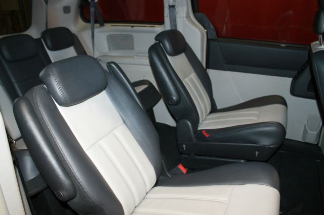 Chrysler Town and Country 2010 photo 18