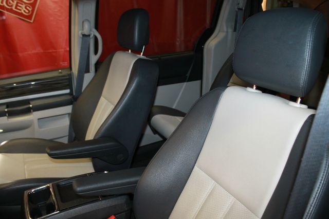 Chrysler Town and Country 2010 photo 19