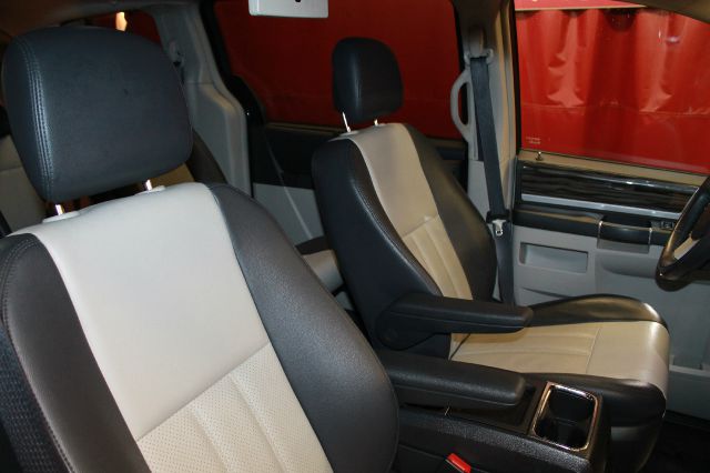 Chrysler Town and Country 2010 photo 2