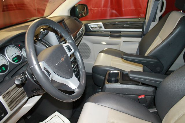 Chrysler Town and Country 2010 photo 20