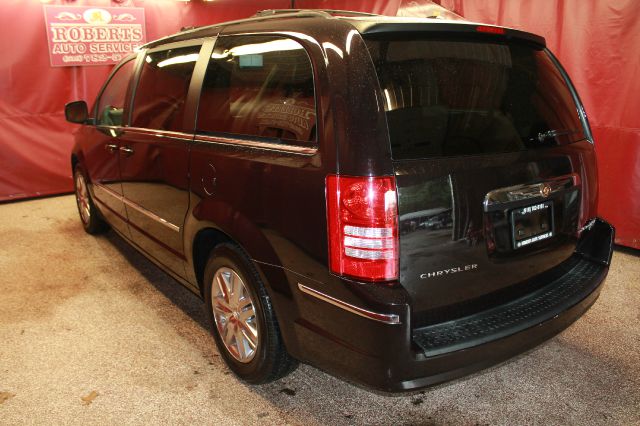 Chrysler Town and Country 2010 photo 21