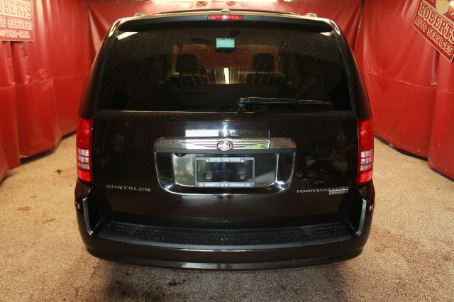 Chrysler Town and Country 2010 photo 22