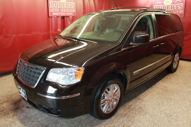 Chrysler Town and Country 2010 photo 23