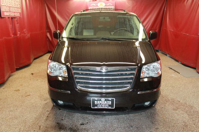 Chrysler Town and Country 2010 photo 24