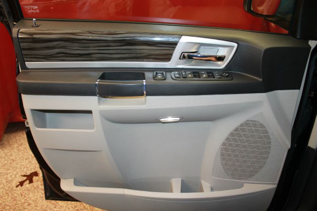 Chrysler Town and Country 2010 photo 4