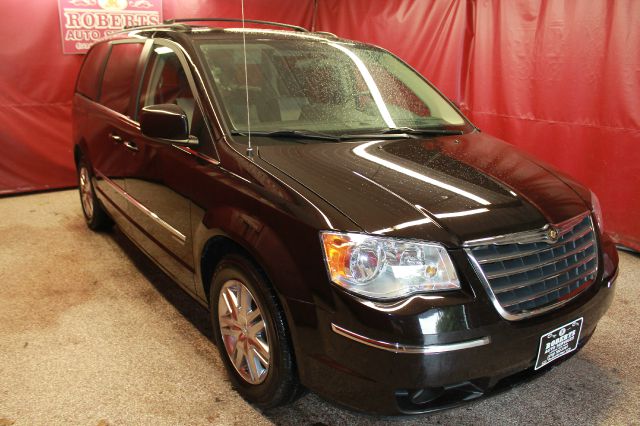 Chrysler Town and Country 2010 photo 5