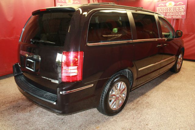 Chrysler Town and Country 2010 photo 6