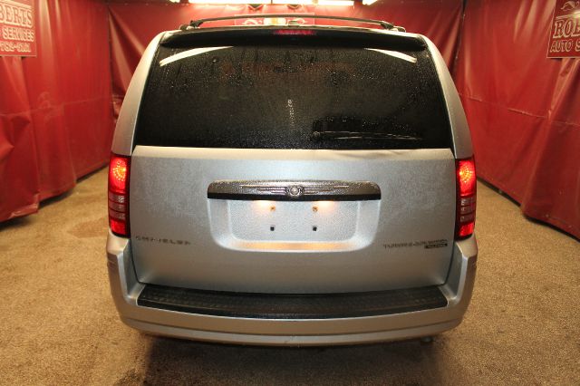 Chrysler Town and Country 2010 photo 4