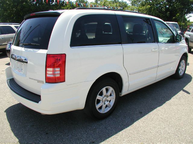 Chrysler Town and Country 2010 photo 1