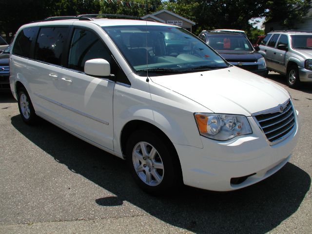 Chrysler Town and Country 2010 photo 2