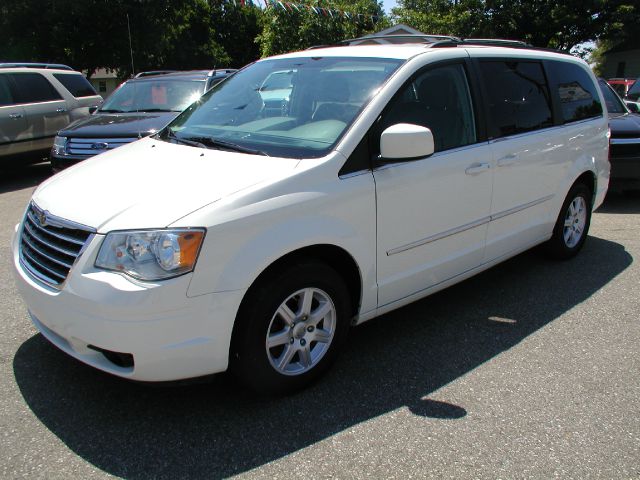 Chrysler Town and Country 2010 photo 3