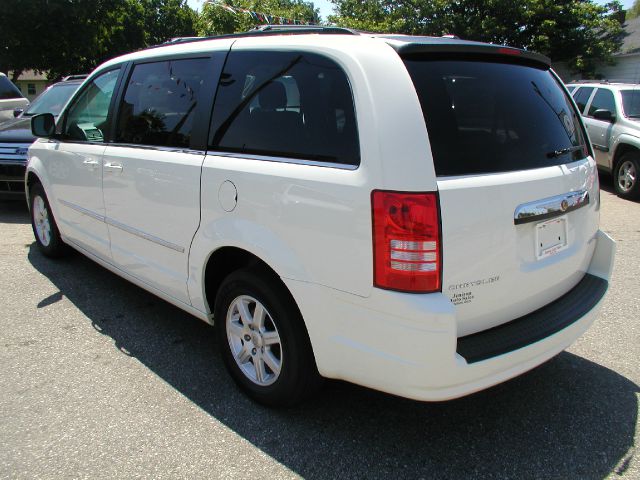 Chrysler Town and Country 2010 photo 4