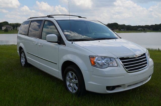 Chrysler Town and Country 2010 photo 1