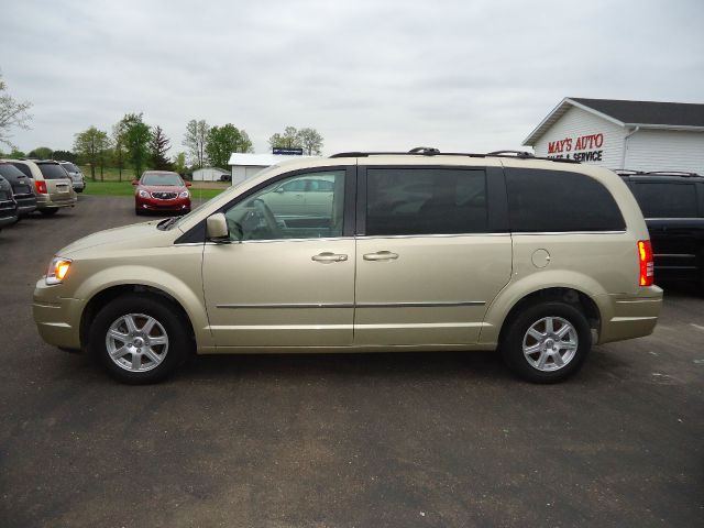 Chrysler Town and Country 2010 photo 2
