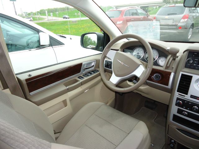 Chrysler Town and Country 2010 photo 4