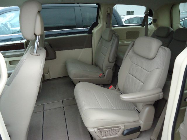 Chrysler Town and Country 2010 photo 7
