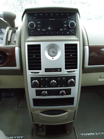 Chrysler Town and Country 2010 photo 8