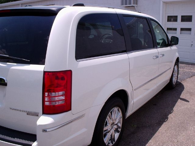 Chrysler Town and Country SLT 25 MiniVan
