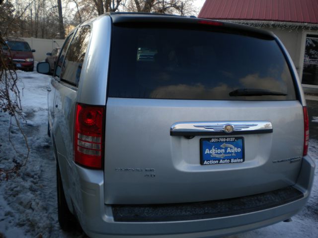 Chrysler Town and Country 2010 photo 1
