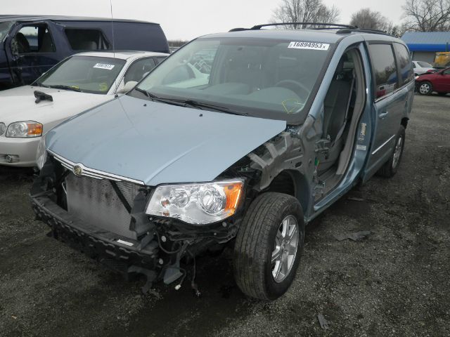 Chrysler Town and Country 2010 photo 1