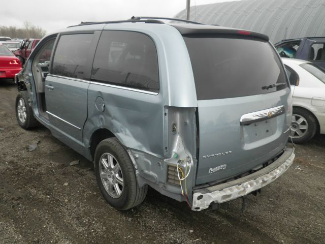 Chrysler Town and Country 2010 photo 2