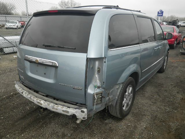 Chrysler Town and Country 2010 photo 4