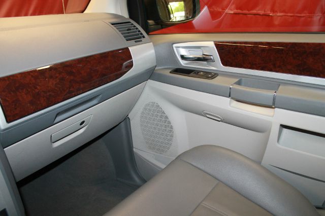 Chrysler Town and Country 2010 photo 10