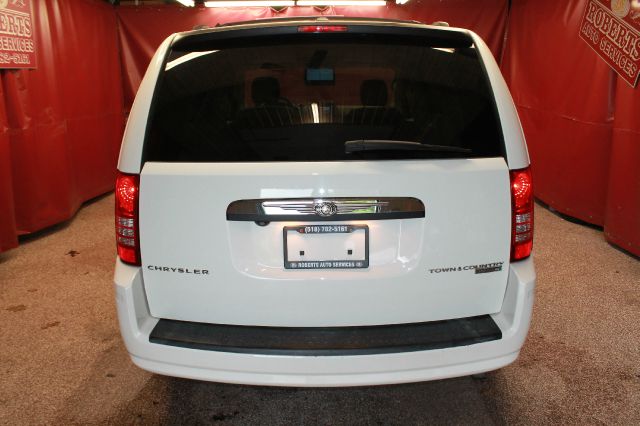 Chrysler Town and Country 2010 photo 11