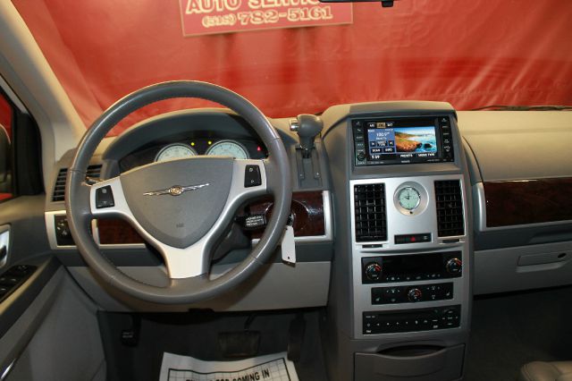 Chrysler Town and Country 2010 photo 17