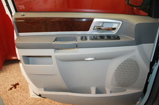 Chrysler Town and Country 2010 photo 18