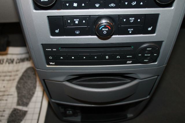 Chrysler Town and Country 2010 photo 2