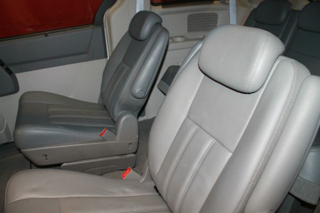 Chrysler Town and Country 2010 photo 21