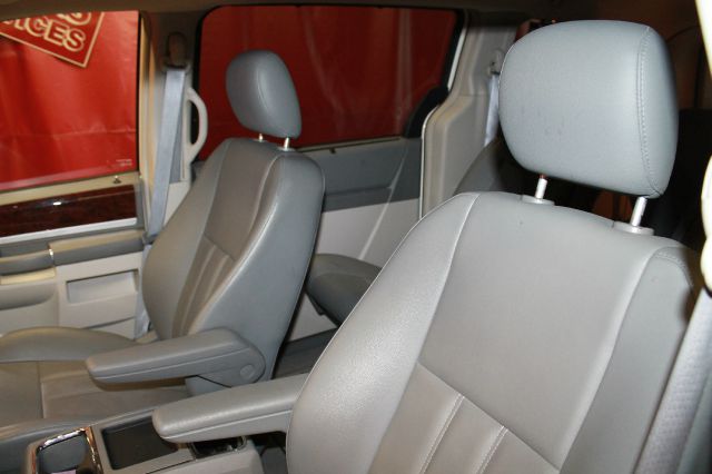 Chrysler Town and Country 2010 photo 22