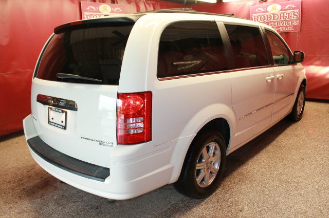 Chrysler Town and Country 2010 photo 23