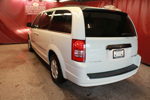 Chrysler Town and Country 2010 photo 24
