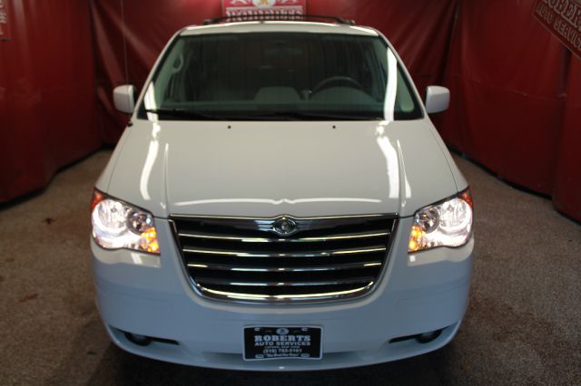 Chrysler Town and Country 2010 photo 25