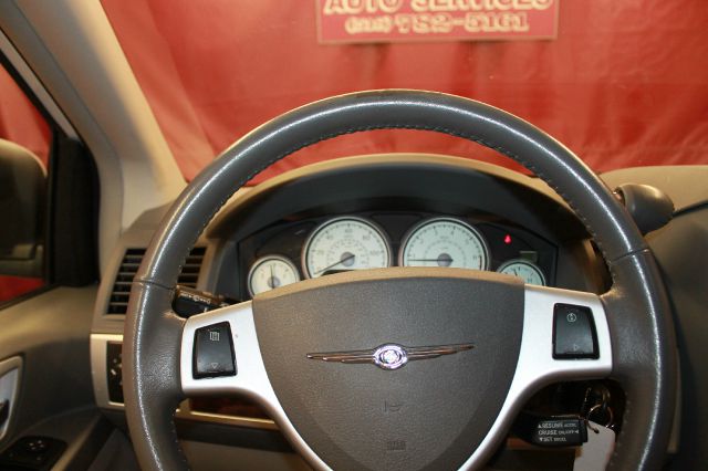 Chrysler Town and Country 2010 photo 3