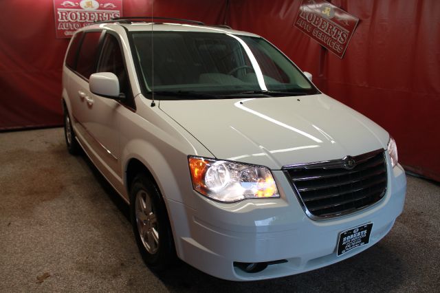 Chrysler Town and Country 2010 photo 7