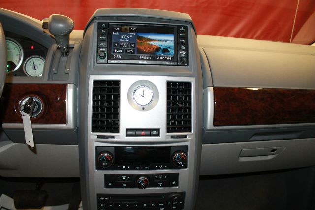 Chrysler Town and Country 2010 photo 8