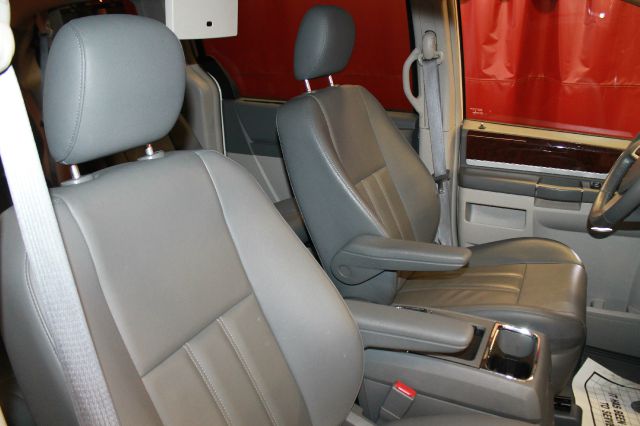 Chrysler Town and Country 2010 photo 9
