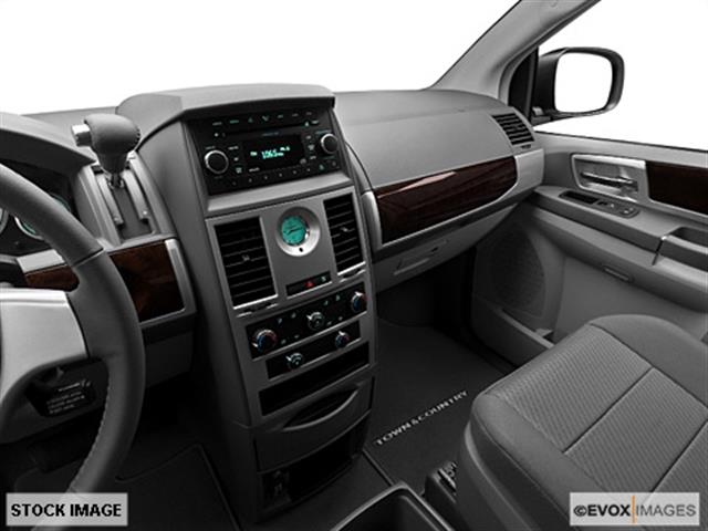 Chrysler Town and Country 2010 photo 1