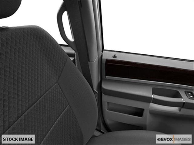 Chrysler Town and Country 2010 photo 10