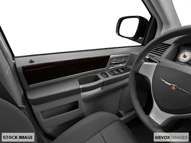 Chrysler Town and Country 2010 photo 4