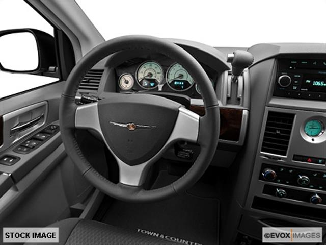 Chrysler Town and Country 2010 photo 7
